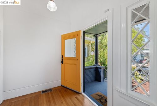 737 61st St, Oakland CA  94609-1207 exterior