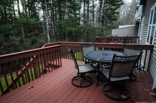 224 Castlewood Dr, Bloomfield, CT 06002-1370