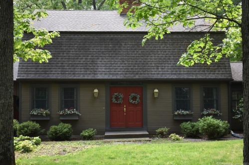 329 Highland St, Manchester, CT 06040-5608