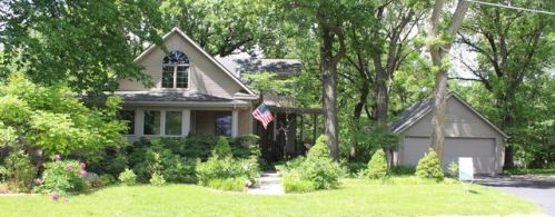203 Hickory Dr, Ames, IA 50014-3428