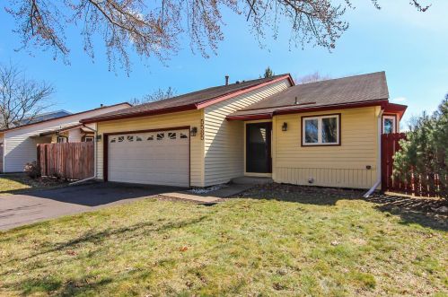 5585 Albert St, Saint Paul, MN 55126-8520