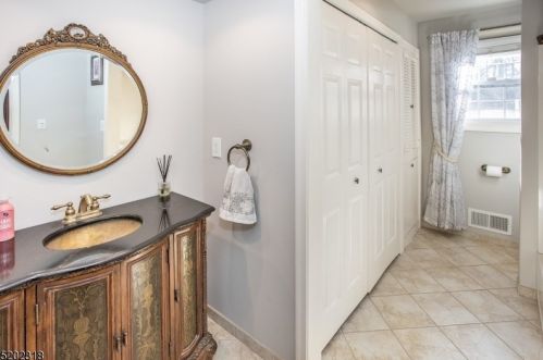 42 King George Rd, Warren NJ  07059-7045 exterior