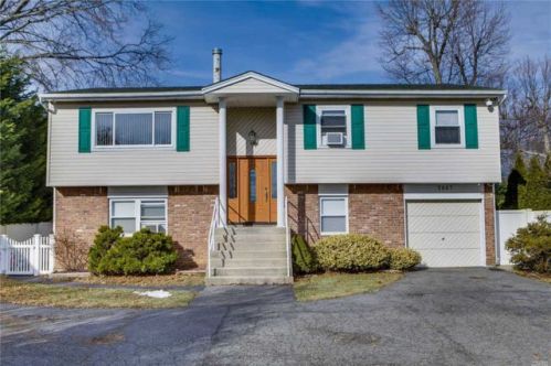 3967 Sunset Ave, Seaford, NY 11783-2010