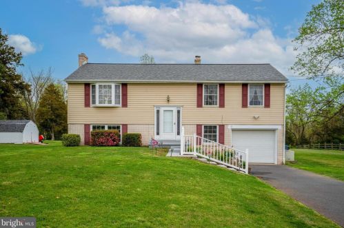 1822 Old Sumneytown Pike, Harleysville PA  19438-1129 exterior