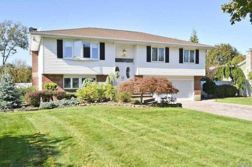 9 Pumpkin St, Elwood, NY 11731-4312