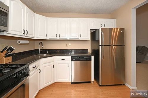 1422 York St, Mahwah NJ  07430-3268 exterior