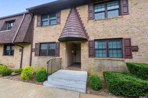 307 Mariners Way, Copiague, NY 11726-5113