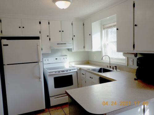 43 Stonegate Ln, Derry NH  03038-2566 exterior