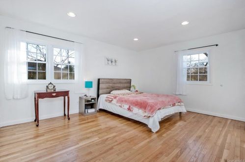 14 Sammis Ln, White Plains NY  10605-4631 exterior