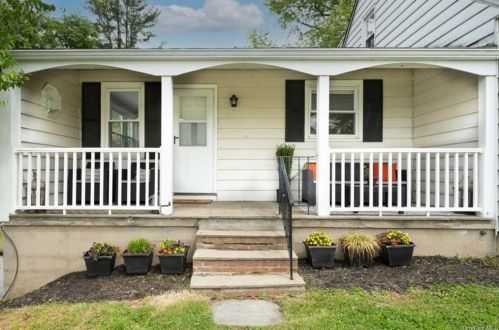 82 Cedar Ln, Crotonville, NY 10562-2415