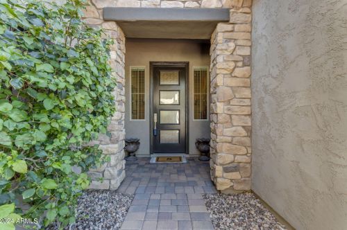 833 Horseshoe Pl, Chandler, AZ 85249