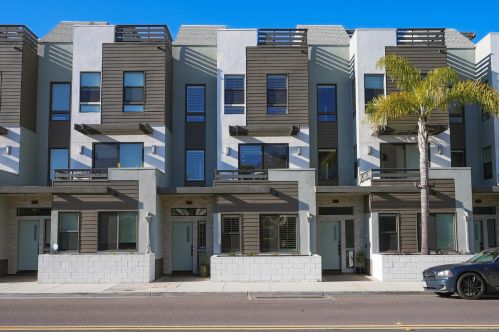 2555 State St, Carlsbad CA  92008-1623 exterior