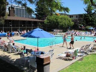 3 Commodore Dr, Oakland CA  94608-1612 exterior