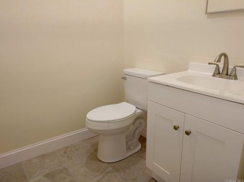 140 Villagegreen Ct, Warwick NY  10990-4238 exterior