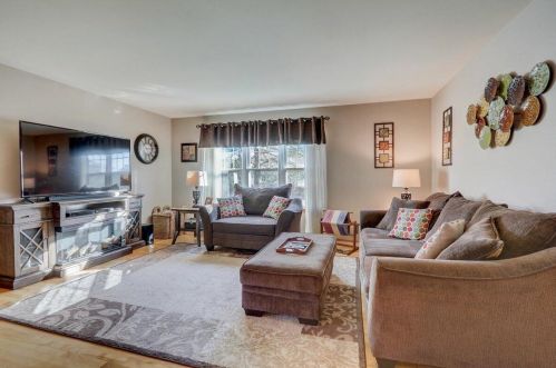 615 Park Dr, Waterford, WI 53185-2891