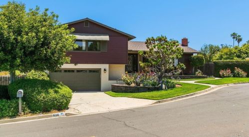 656 Crescent Ln, Vista, CA 92084-7032