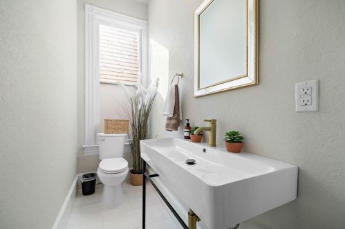 1021 Sealy St, Galveston TX 77550-3813 exterior