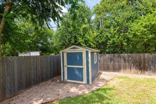 8016 Briarwood Ln, Austin TX 78757-6929 exterior