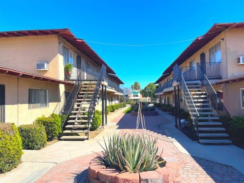 690 Riverside Ave, Rialto, CA 92376-7054