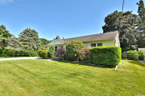 54 Colonial St, Elwood, NY 11731-6102