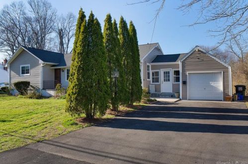 14 Abric Dr, Bridgeport, CT 06611-3402