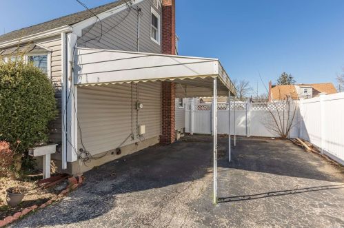 192 Oak St, Amityville, NY 11701-3028