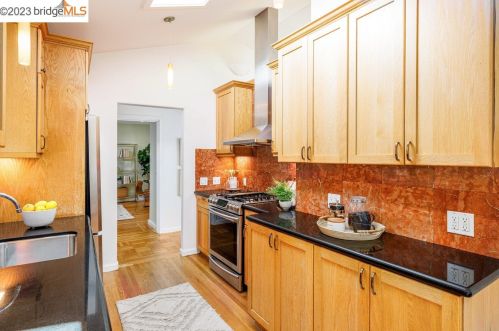51 Chelton Ln, Oakland CA  94611-2514 exterior