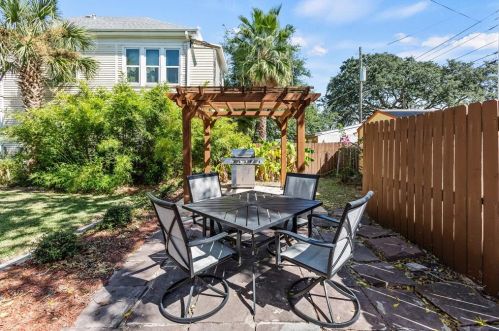 2927 Bernardo De Galvez Ave, Galveston TX 77550 exterior