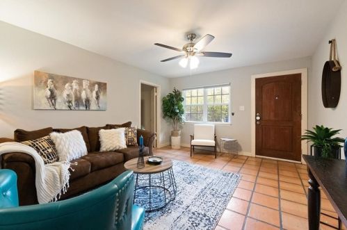 1104 Brookswood Ave, Austin TX  78721-2458 exterior