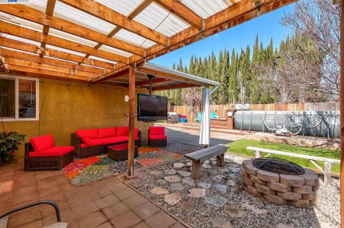 445 Parkwood Dr, Manteca CA  95336-2848 exterior