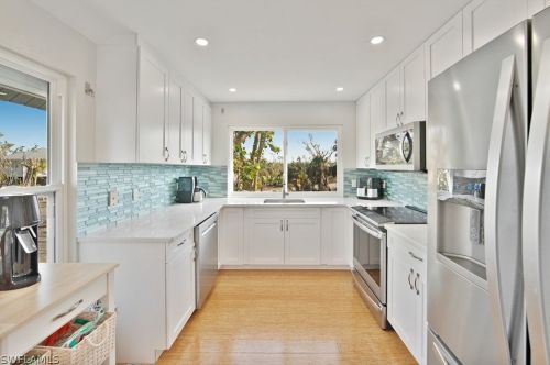 215 Robinwood Cir, Sanibel FL  33957-5722 exterior