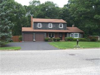 106 Bayview Dr, Oakdale, NY 11769-2208