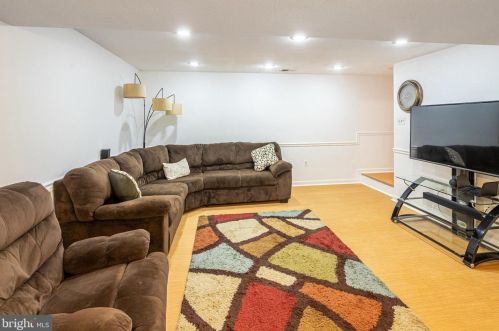 5624 Reardon Ln, Woodbridge VA  22193-3756 exterior