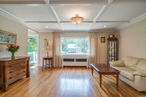 9 Doris Ct, Northport NY  11768-2000 exterior