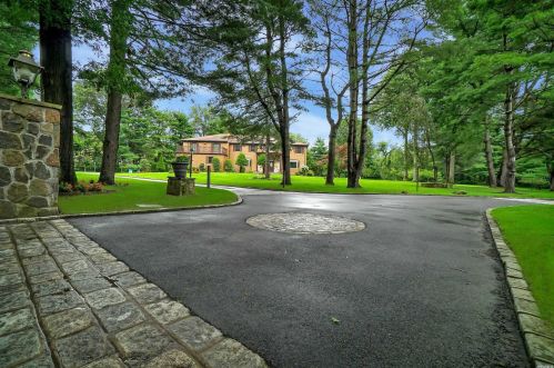 3 Prince Path, Westbury, NY 11568-1625