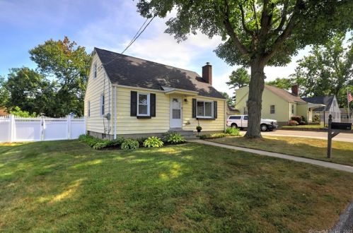 33 Clover St, Milford, CT 06460-7426