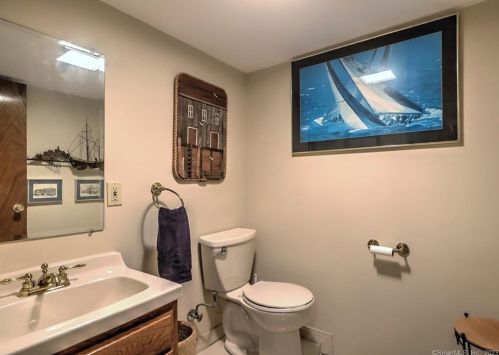 51 Westwood Rd, Milford CT  06461-2752 exterior