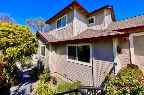 1843 Rhianna St, Santa Rosa, CA 95401-4424