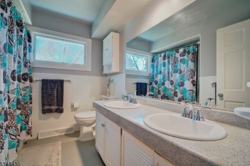 1 Pinewood Ct, Flemington NJ 08822-4909 exterior