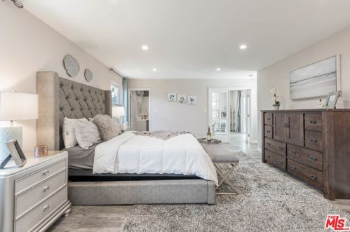 18004 Collins St, Van Nuys CA 91316-1032 exterior