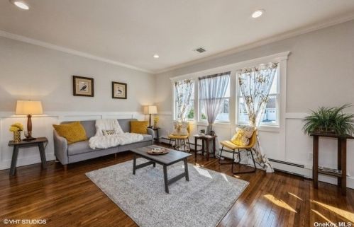 1805 Grant Ave, Seaford NY  11783-2318 exterior