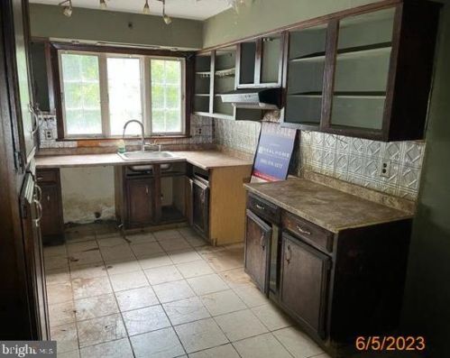 577 Bellevue Ave, Trenton, NJ 08618-4494
