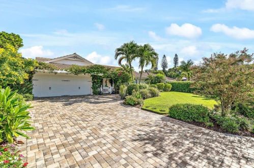755 Southern Pines Dr, Naples, FL 34103-2813