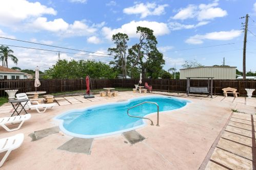 330 Shady Ln, Fort Pierce, FL 34952-1358