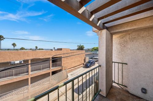 4452 Mentone St, San Diego CA 92107-1066 exterior