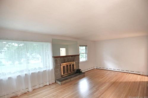 90 Larchmont Ave, Waterbury, CT 06708-2833