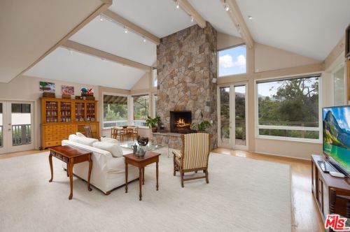 2090 Lakeshore Dr, Calabasas, CA 91301-2859