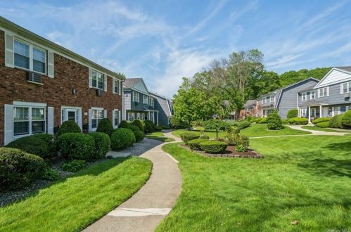 101 Doxbury Ln, Airmont, NY 10901-7246