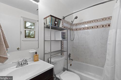 5593 Neddleton Ave, Woodbridge VA  22193-4156 exterior