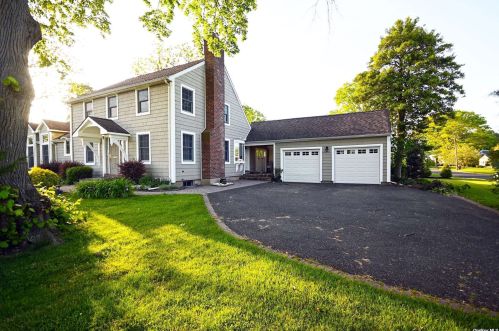 811 Main St, Islip Manor, NY 11751-3621